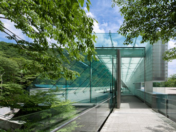 ポーラ美術館は自然とアートが共生している、箱根でも有数の美術館です。