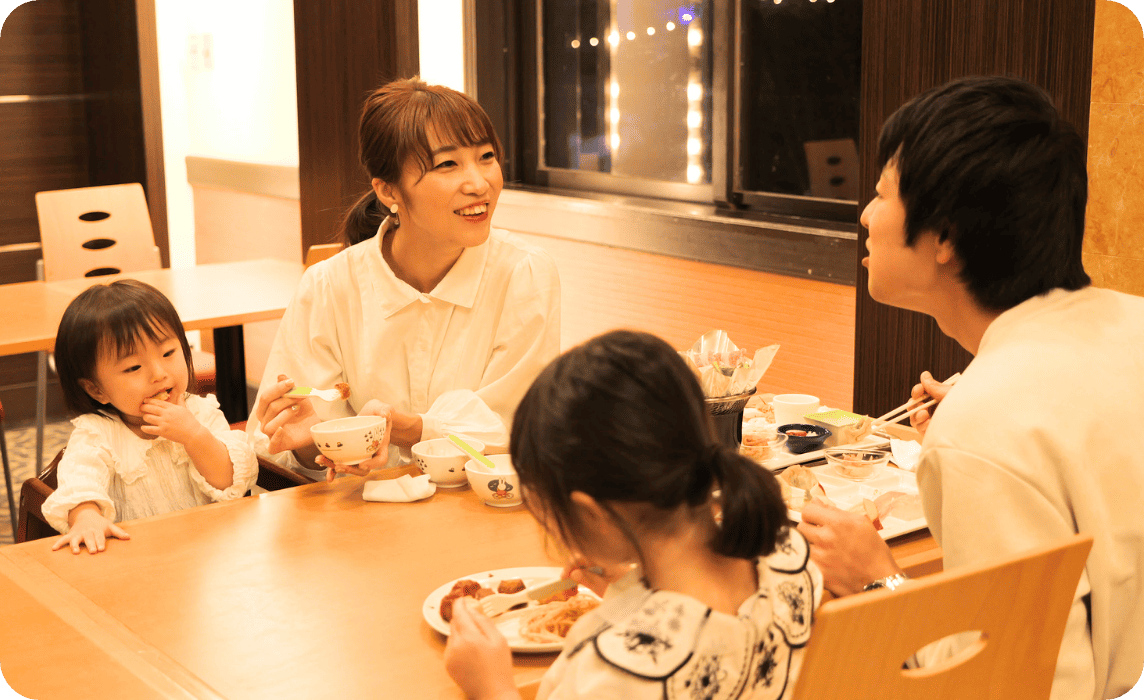 家族で食事をする様子