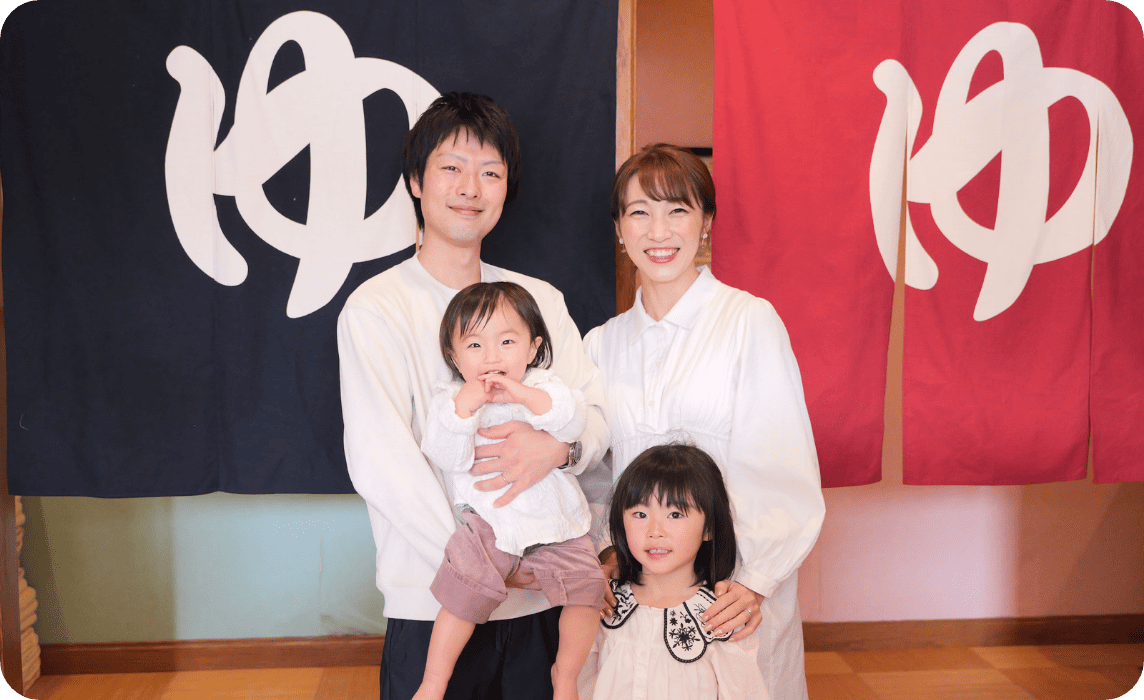 家族で大浴場に入る様子