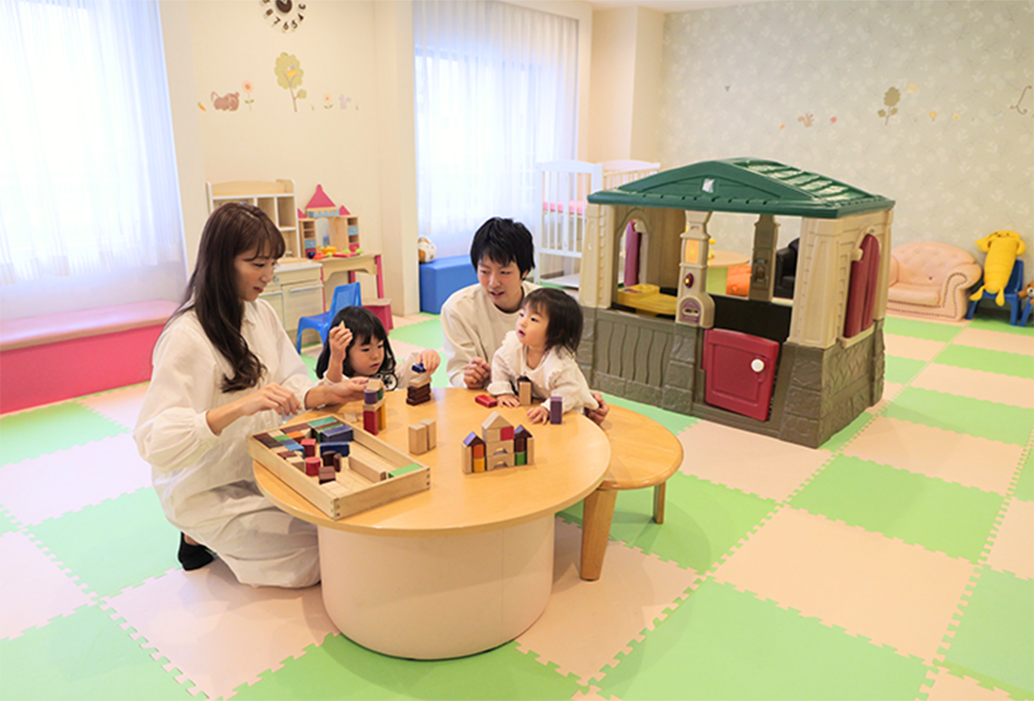 ホテル内で遊ぶ家族の様子