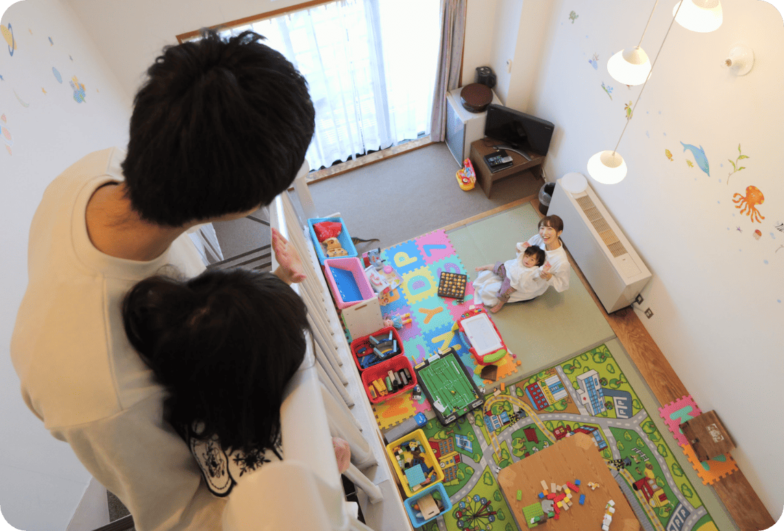 ホテル内で遊ぶ家族の様子
