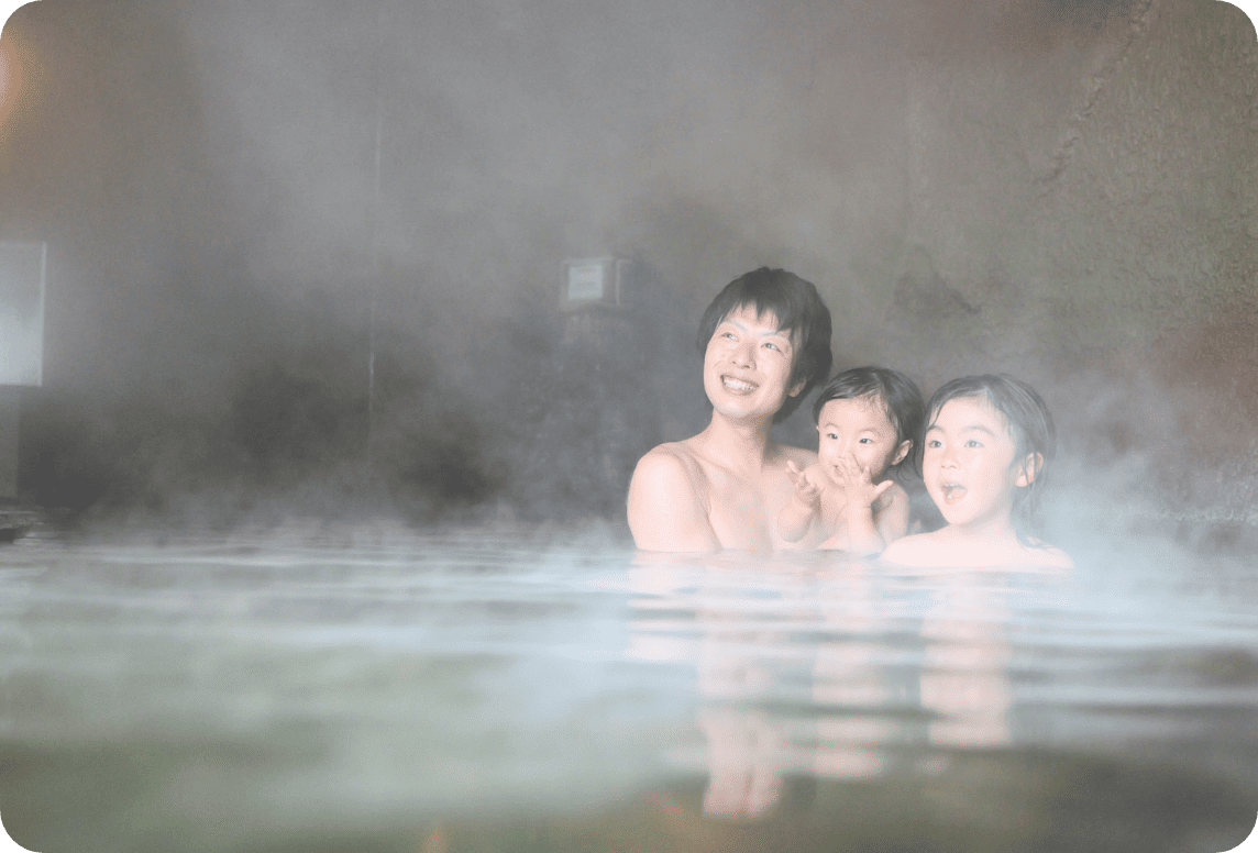 温泉に浸かる家族の様子