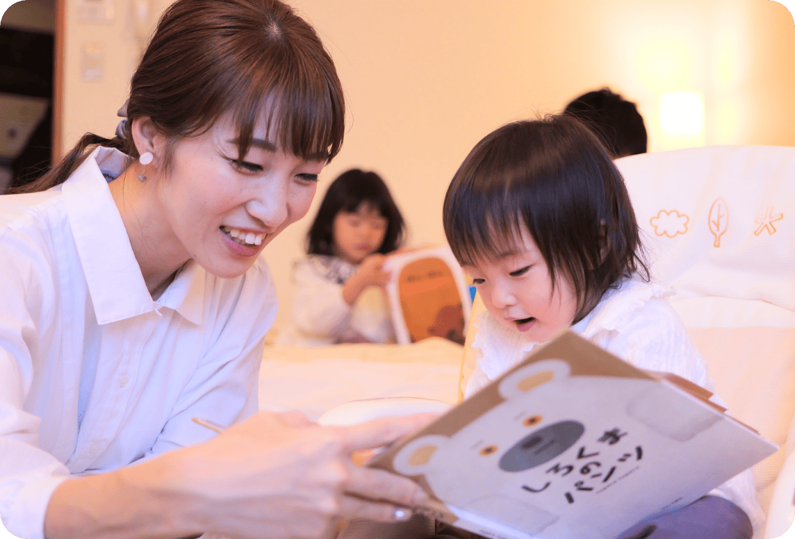 ホテル内で絵本を楽しむ家族の様子