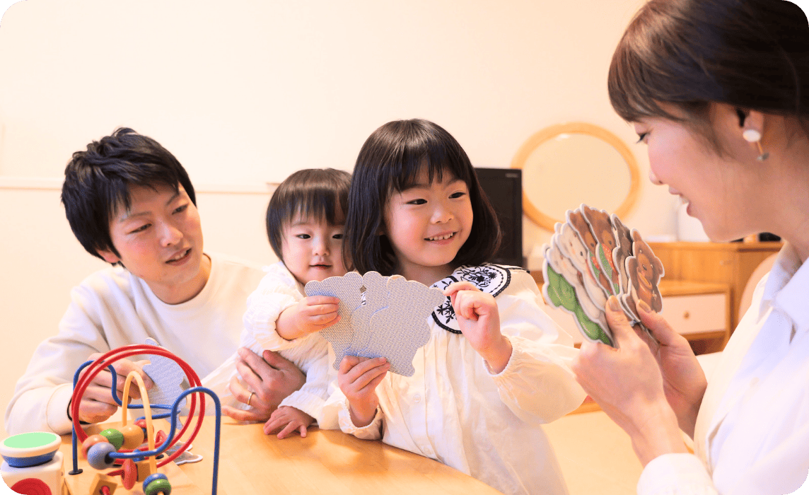 家族で楽しく遊ぶ様子