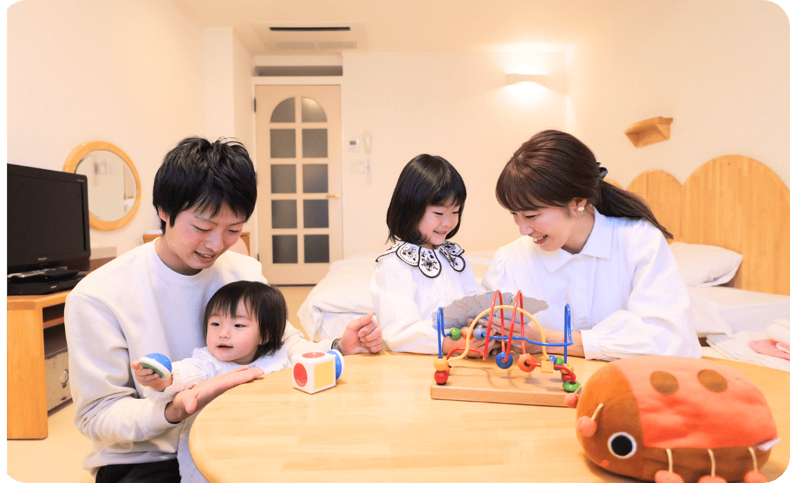 テーブルを囲んでゆっくり過ごす様子